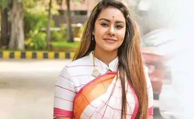 శ్రీ రెడ్డి వైఎస్ఆర్సీపీపై మండిపడుతూ ష్యామలపై బహిర్గతం హెచ్చరిక