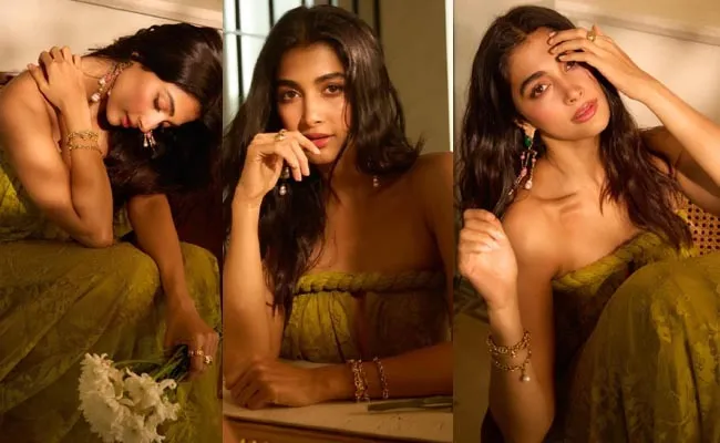 HOT: Sensuous Poses In Mood Lighting - Great Andhra