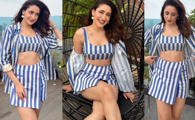 ప్రజ్ఞా జైస్వాల్ బ్లూ స్ట్రైప్ లుక్‌తో ఆకట్టుకుంది