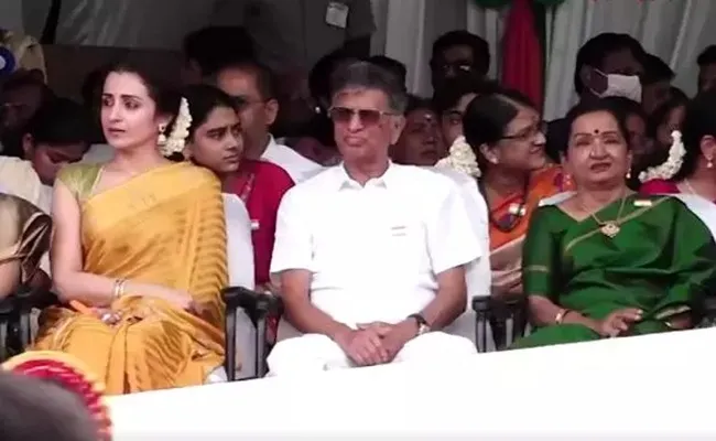 Trisha Sits With Vijays Parents Sparks Fresh Buzz